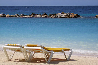 Sun loungers in Playa del Duque
